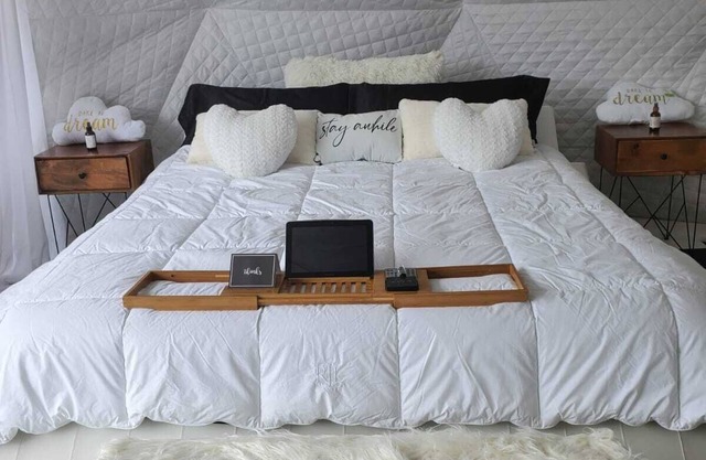 Waterfront Cottage/Hotub/Outdoor Shower/private sand beach/2pet/2-14+guests