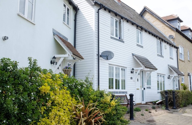 Waterfront Cottage in the lovely village of Rowhedge, near Mersea Island