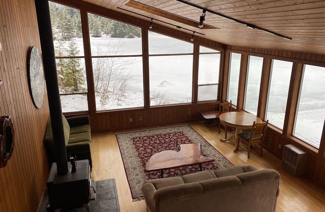 Waterfront Cottage on acreage - 1hr from Vancouver - 7 N Min-Levette Lake