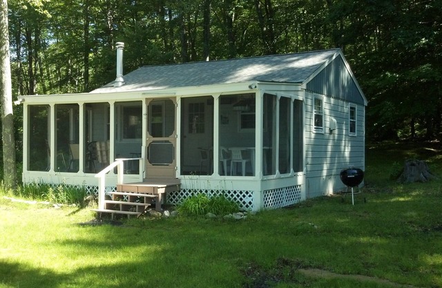 Waterfront Cottage, Quiet and Secluded, on Swains Lake