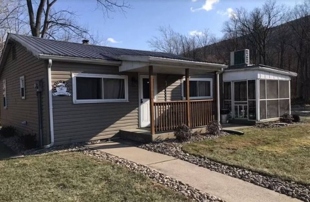 Waterfront cottage on corner lot w/ hot tub, fire pit, & kayaks. Pet friendly.