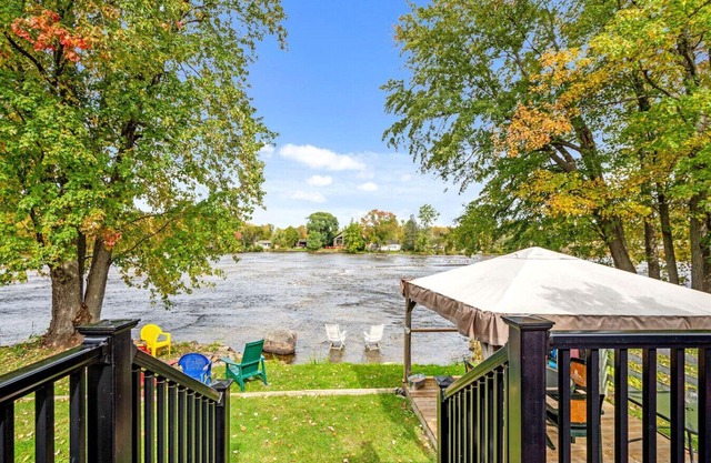 Waterfront Cottage, Wi-Fi | Netflix | Dog Friendly