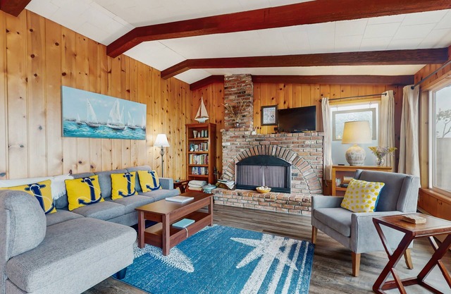 Waterfront cottage with bay views, patio, grill & washer/dryer