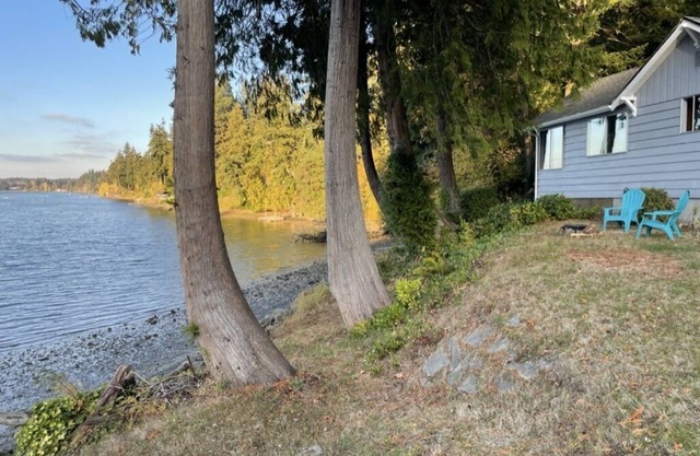Waterfront! Cozy beach cottage - just 10 min from Seattle ferries!