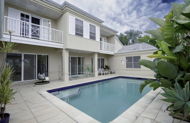 Waterfront Family Home on lake - Private swimming pool, kayaks & paddleboards