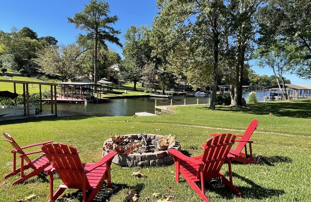 Waterfront! Firepit~3 King bedrms~playroom~kayaks~near restaurants