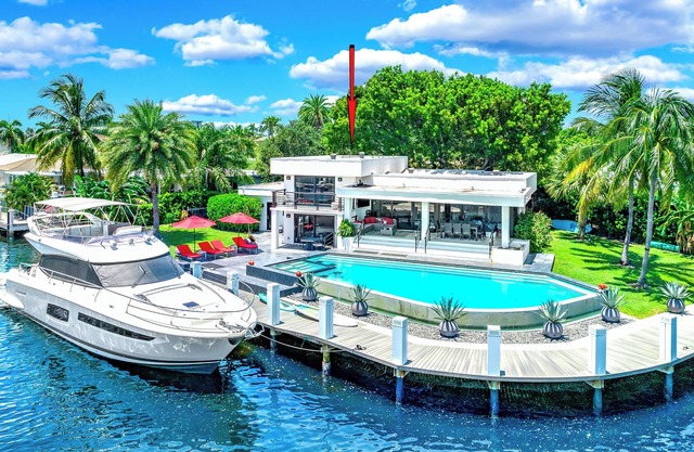 Waterfront Gem+Heated Pool+Hot Tub! 1 Mile 2 Beach