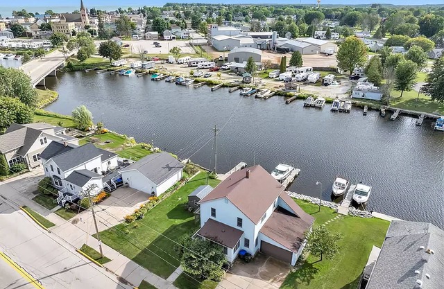 Waterfront Getaway with reserved Dock/Boat Slip on Ahnapee River Wifi