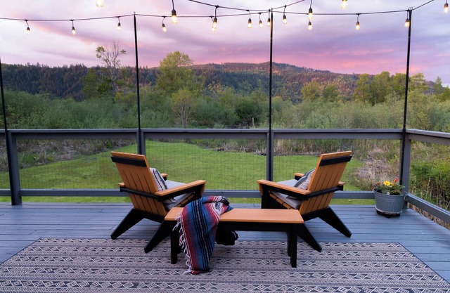 Waterfront Haven w/Stunning Views & Guided Fishing Trips - Puget Island Escape