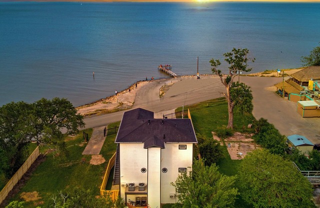 Waterfront Home w/Views - Hot Tub + Movie Theatre