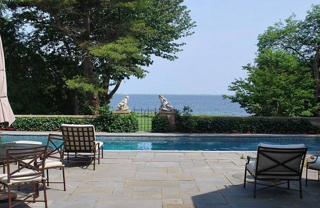 WATERFRONT HOME WITH PRIVATE BEACH/ONE MONTH MINIMUM STAY