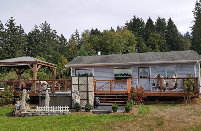 WATERFRONT ~ HOT TUB ~ ENCHANTING MT.VIEW