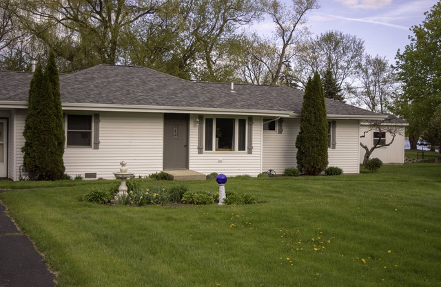 Waterfront house to enjoy with screen room