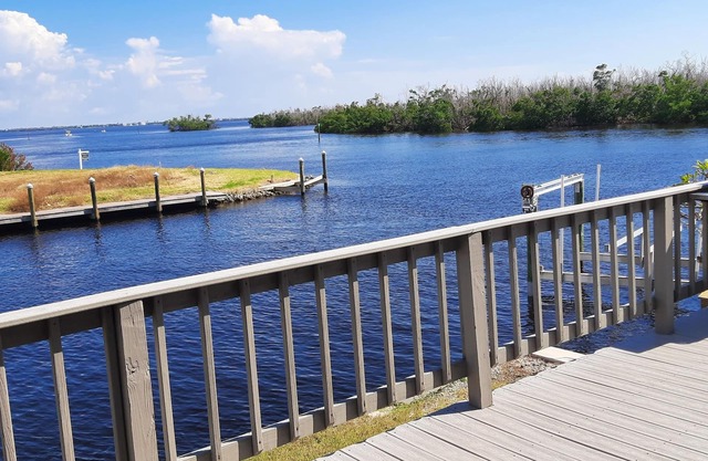 Waterfront House, 2 Bdr, 2 bath, Boat Lift, Trailer Parking, and 2 Kayaks