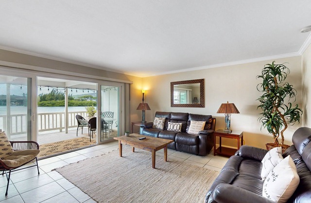 Waterfront Kuapa Isle gem with Koko Crater views & pool - by the beach