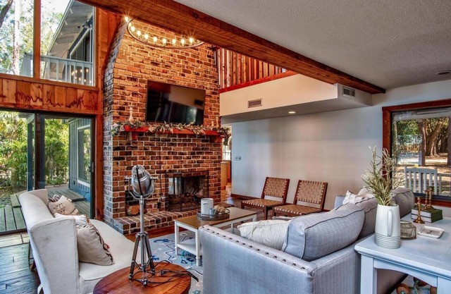 Waterfront Lake Farmhouse - Relax Lakeside with Magical Sunset Views