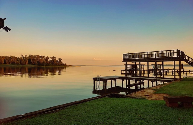 Waterfront lake house, huge deck, king beds, family friendly on Lake Livingston!