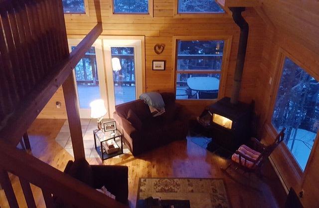 Waterfront log chalet. The perfect getaway, a hidden gem.