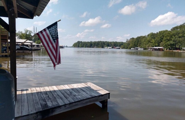 Waterfront lot on Lake Blackshear. Great location! Large dock for gatherings!