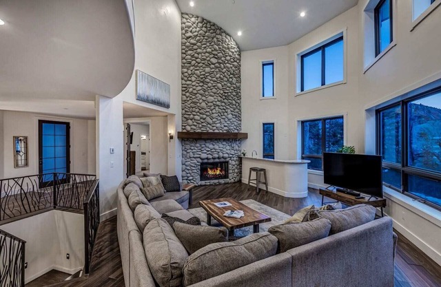 Waterfront Luxury Villa Near Aspen