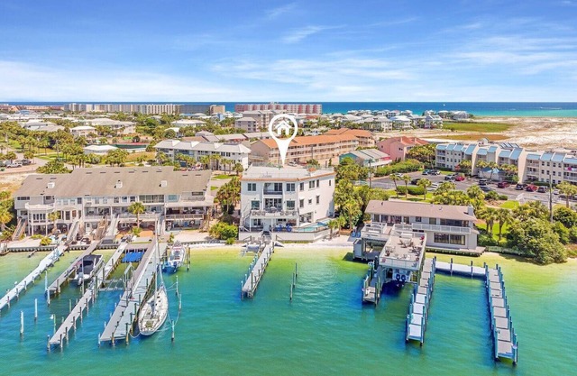 Waterfront Mansion, Pool, Views! - Seaside Palace