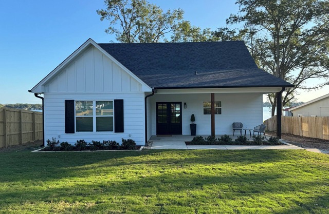 WATERFRONT NEW 2-BR 2-bath house on Lake Palestine w WiFi, AC and amazing views