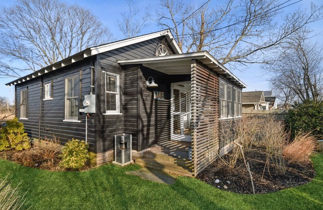 Waterfront NoFo Cottage with public beach access