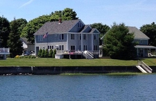 Waterfront Oasis-Dynamic Newport County: Kayaks-Fire Pit-BBQ. Oct. 2025 avail.