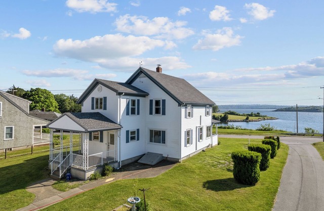 Waterfront Oasis w/Private Pool & EPIC Views - Sakonnet Sunset Manor, Tiverton