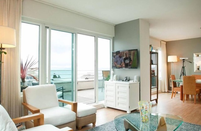 WATERFRONT PENTHOUSE. SPECTACULAR VIEWS, DECKS, PRIVACY, QUIET, PARKING, GYM.