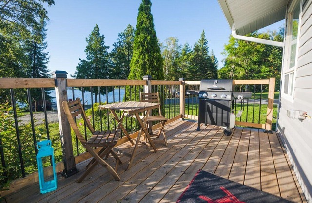 Waterfront-Pet Friendly-HotTub-Firepit-BBQ