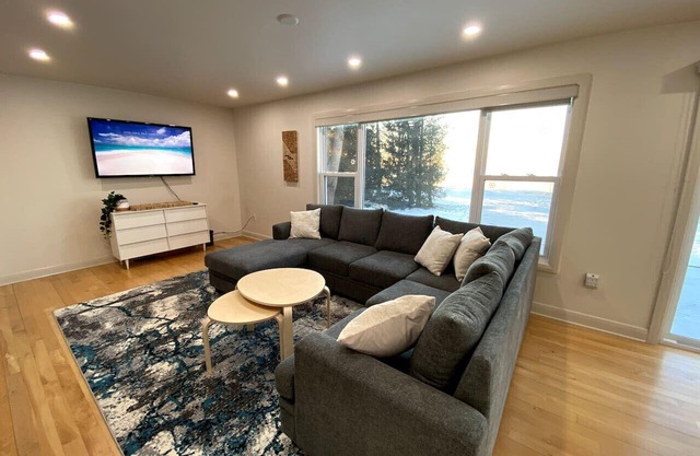 Waterfront/Private Beach w/Hot Tub by Grand Bend