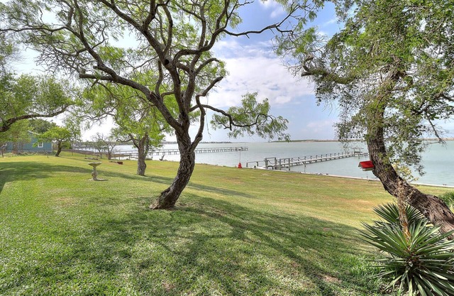 Waterfront! Private pier! Fantastic fishing!