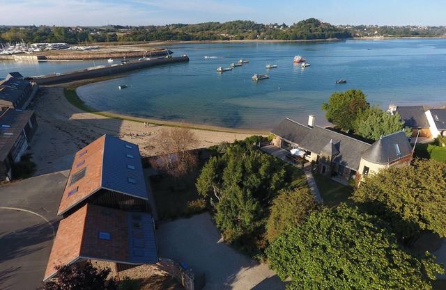 Waterfront small weddings, family reunions and corporate seminars