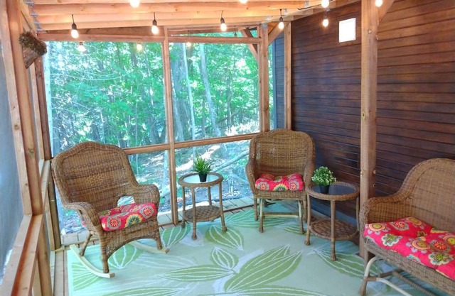WaTERFRoNT TiNY HoUSe NeAR PeRth & an HouR to OttAwA - A Perfect Getaway for Two