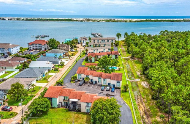 Waterfront Townhome about 10 Mi to Navarre Beach!
