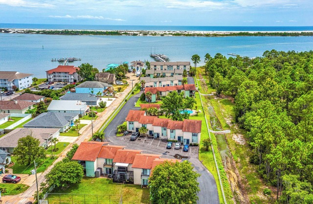 Waterfront Townhome ~ 10 Mi to Navarre Beach!
