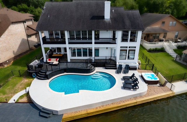 Waterfront villa w/pool, hot tub, outdoor kitchen.