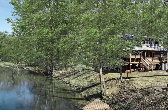 Waterfront w/Hot Tub, Fire Pit, Deck & Water Toys!