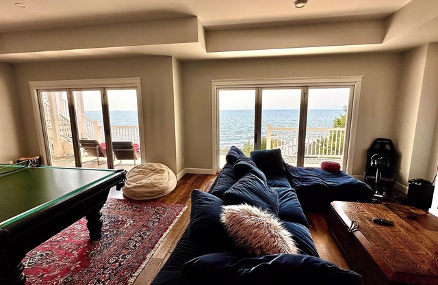 Waterfront Whale Watching Suite! Cozy & Private (Sleeps 4)!