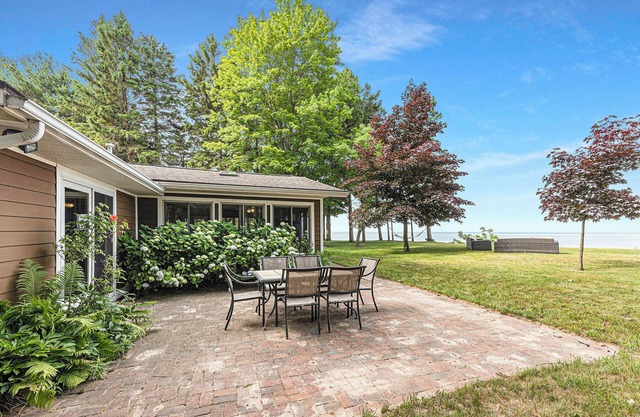 Waters Edge Retreat- Private Lake Michigan Frontage