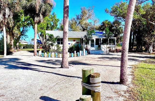 Waterside Cottage: Newly Renovated on canal w 26’ boat dock!