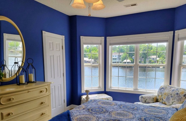 Waterway Getaway!!! 3 Bed/2 Bath condo10 minutes from the ocean/attractions