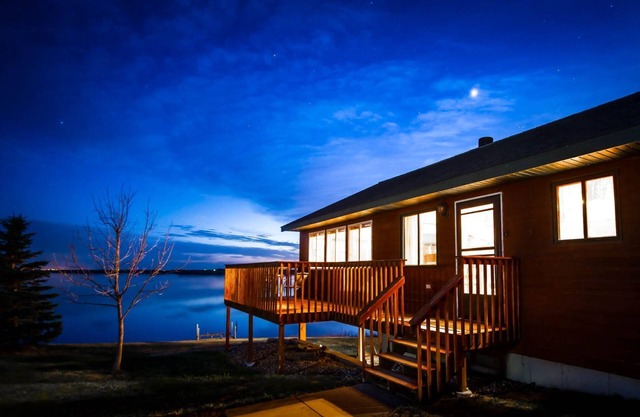 Waubay Getaway-Waterfront Hunting/Fishing Cabin in Northeast SD