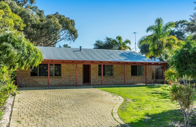 Waves And Moore - Beautifully presented home