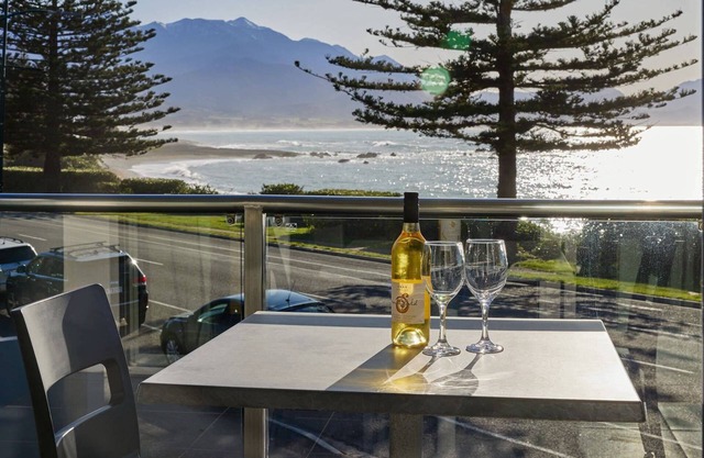 Waves on Esplanade - Kaikoura Waterfront Apartment