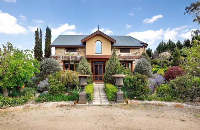 Wayimaa Cottage | 1 bedroom country escape with views