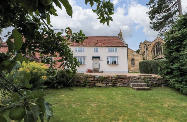 WEAVERS COTTAGE, pet friendly, character holiday cottage in Stokesley