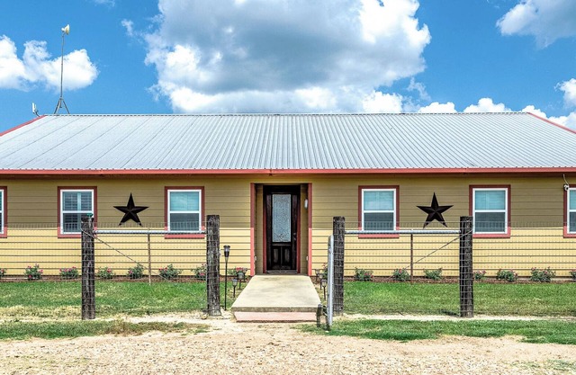 Weekend Getaway - Country Oasis Pool, Hot Tub, Texas Longhorns & Event Venue