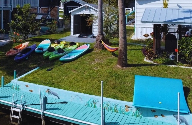 Weeki Mermaid Retreat - Kayaks, SUPs, Dock & Lanai
